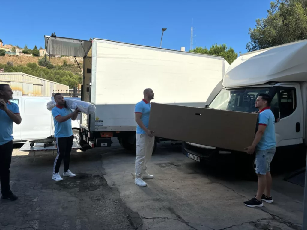alt="Camion de déménagement entre Paris Bordeaux transportant des meubles"