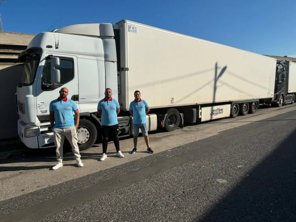 alt="Camion de déménagement entre Paris La Rochelle transportant des meubles"